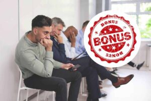 persone in sala d'attesa e scritta bonus