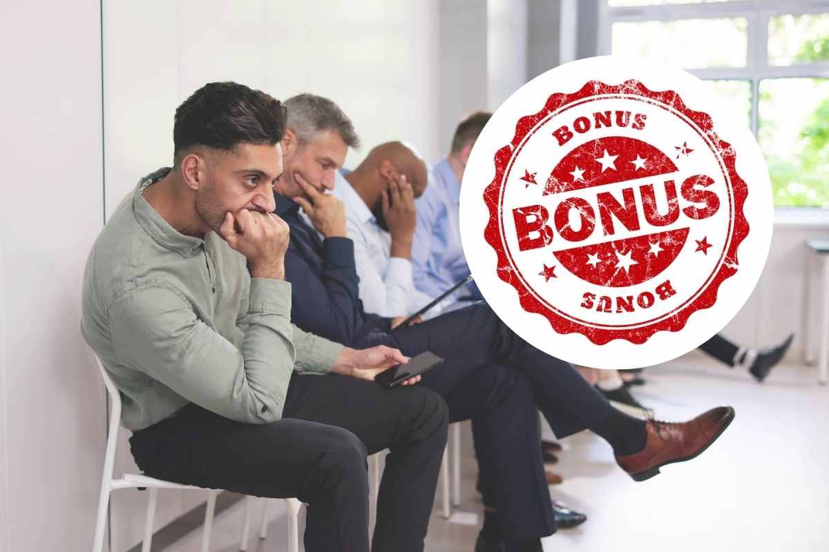 persone in sala d'attesa e scritta bonus