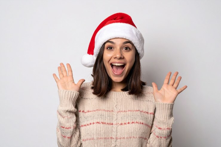 donna con cappello babbo natale