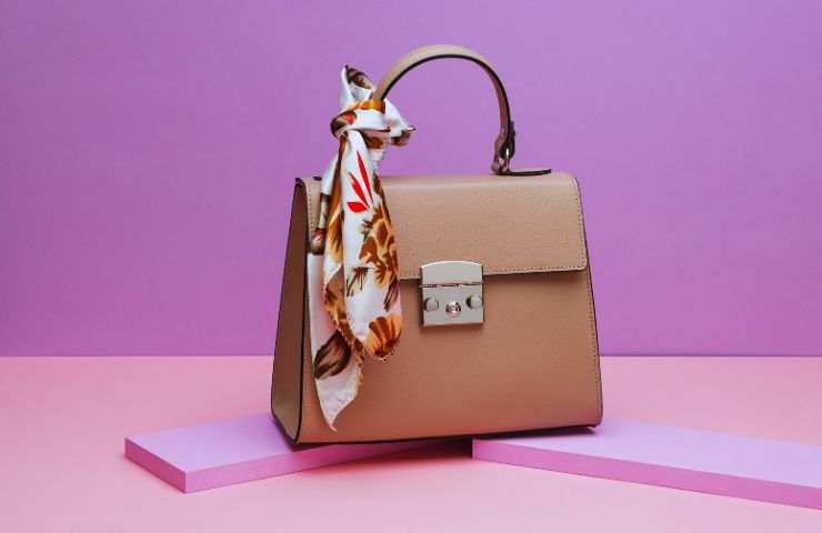 borsa su sfondo viola