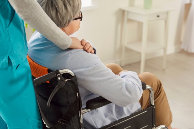 donna su sedia a rotelle