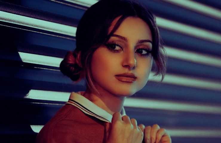ragazza si mette apposto il colletto