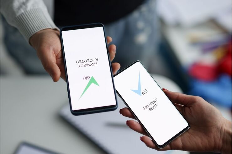 Due smartphone invio e ricezione pagamento