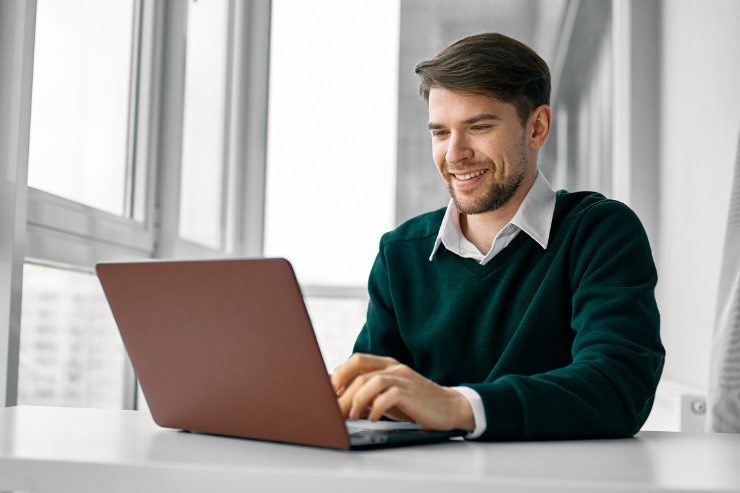 ragazzo felice al pc