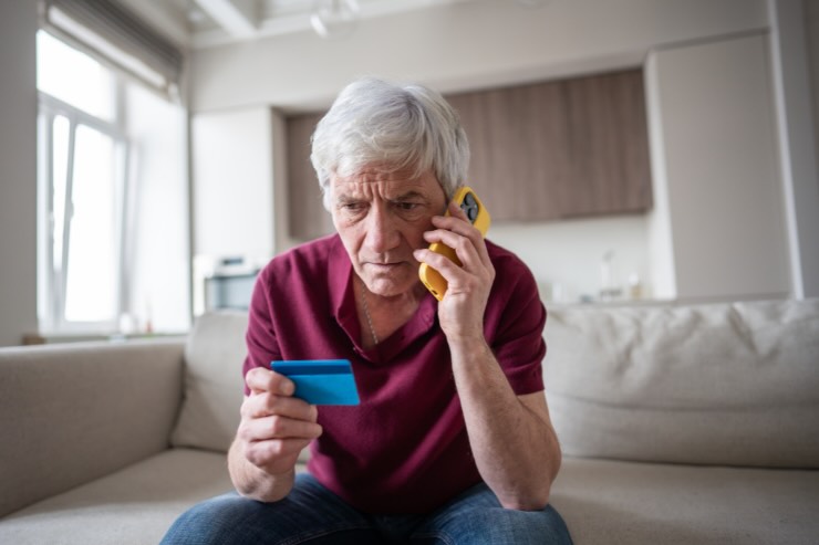 uomo preoccupato al telefono