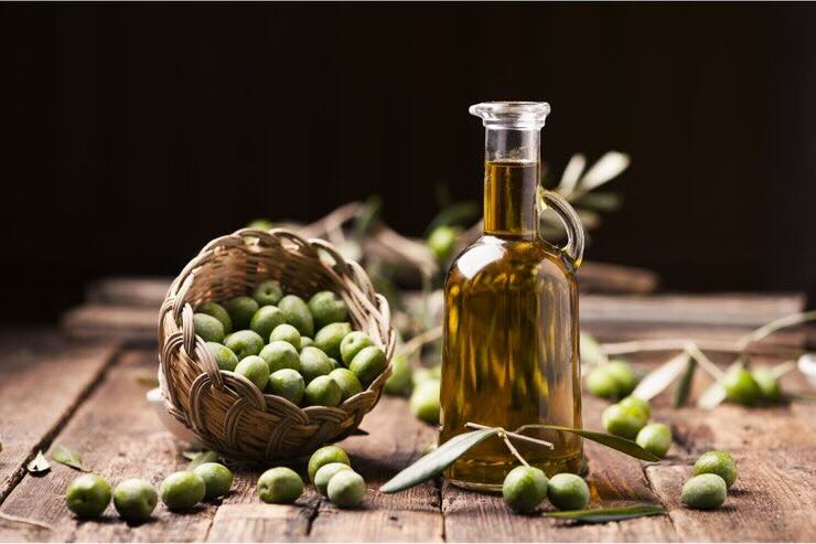 olive e olio in bottiglia 