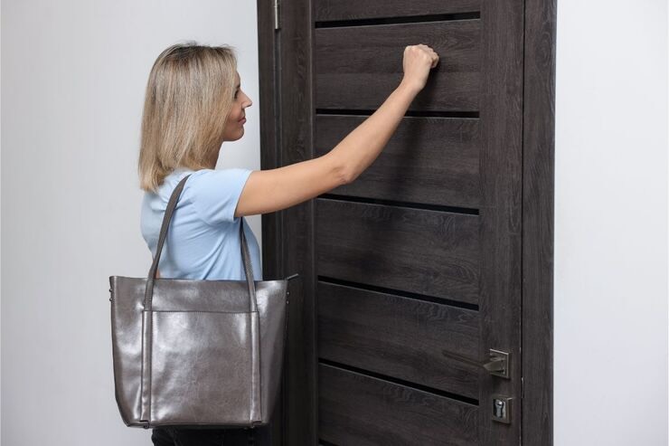 donna bussa porta 