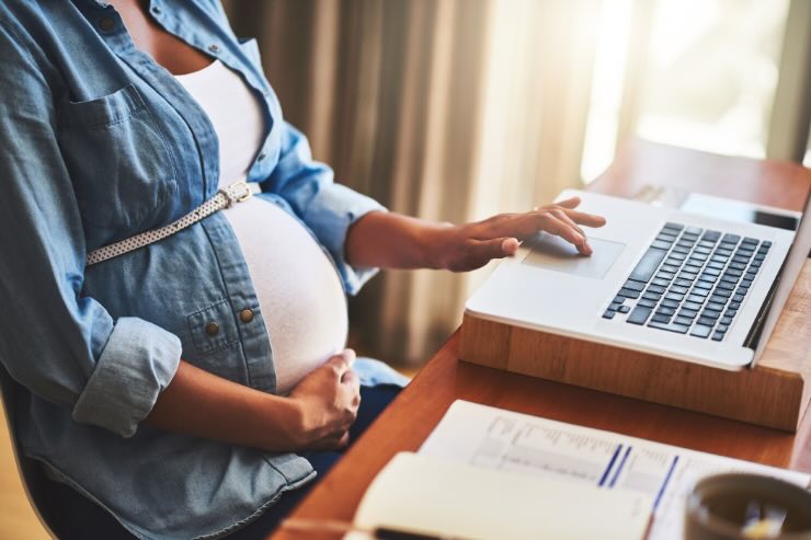 donna con pancione al pc