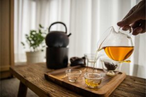 Versare tè in tazza