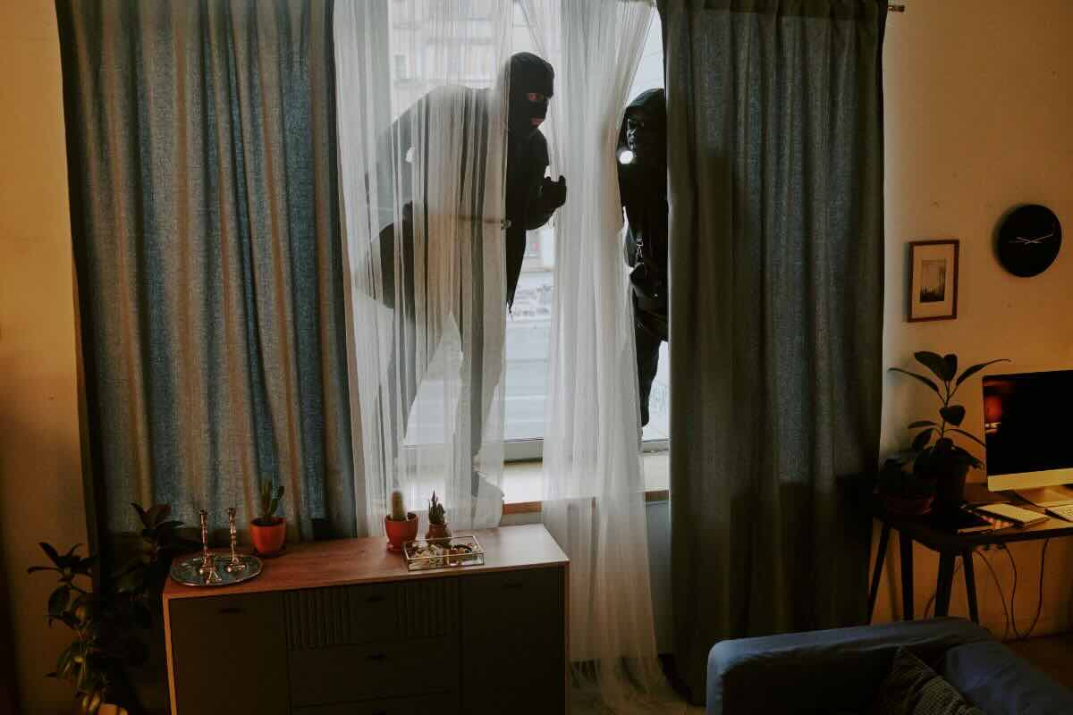 Due ladri entrano dalla finestra