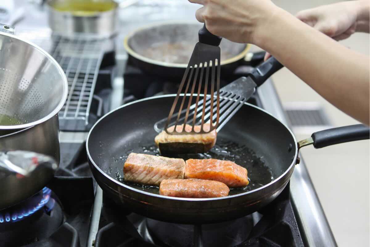 cucinare salmone in padella 