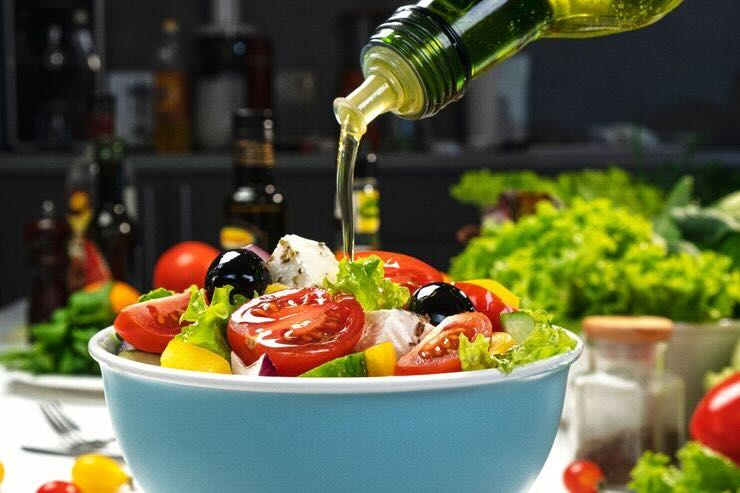 insalata condita con olio 