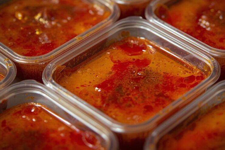 Contenitori di plastica con sugo 