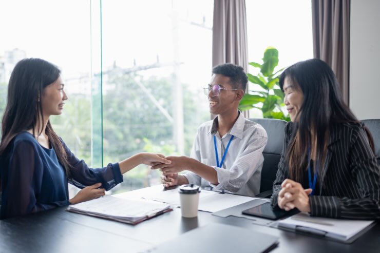 due ragazze e un ragazzo ad un tavolo