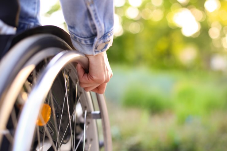 uomo con sedia a rotelle