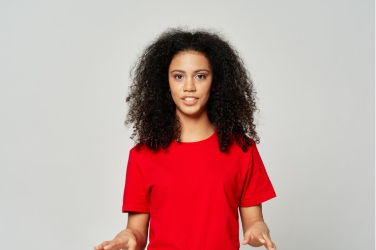 donna maglia rossa
