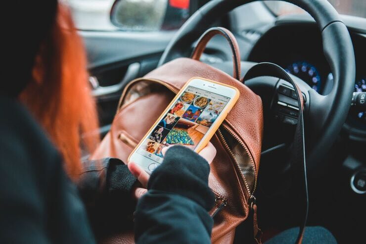 donna con smartphone in mano