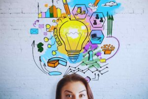ragazza e disegni sopra la sua testa
