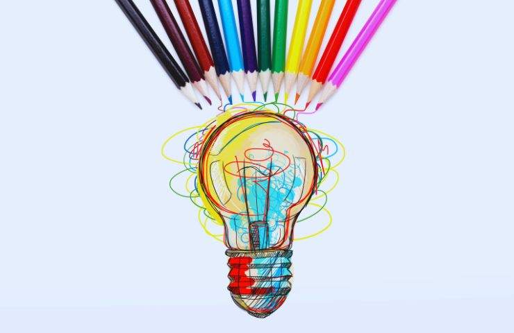 lampadina disegnata e matite