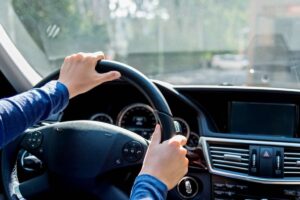 mani sul volante