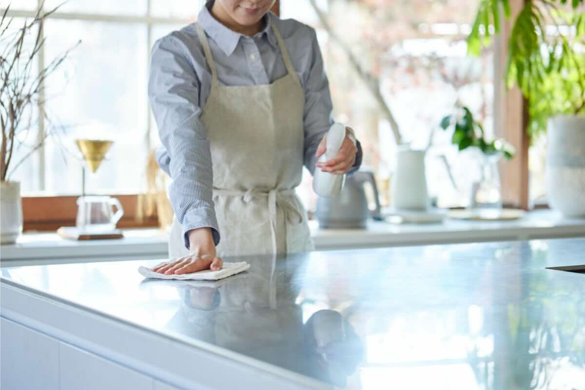 Donna pulisce la cucina