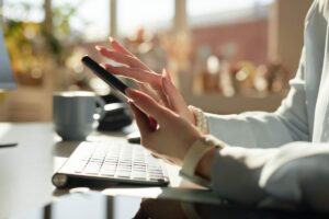 Mani scrivono sul cellulare