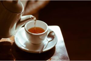 Versare tè in tazza