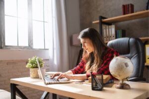 donna alla scrivania al pc