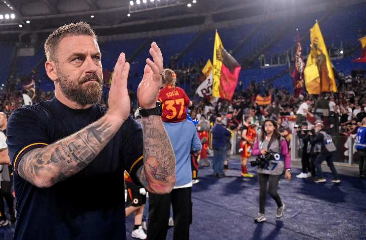 de rossi batte le mani