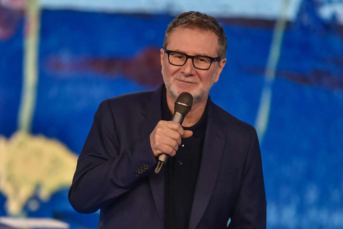 fabio fazio al microfono serio