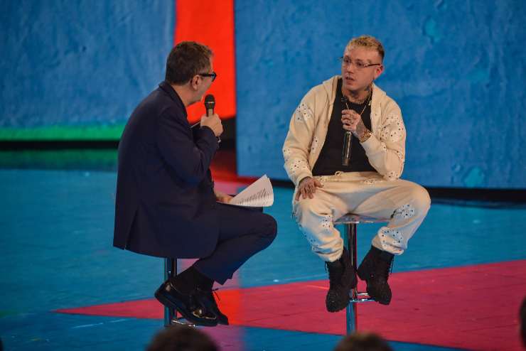 fabio fazio seduto fa un'intervista