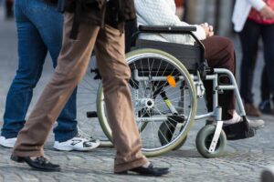 uomo su sedie a rotelle