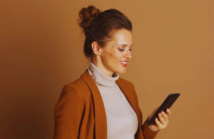 donna guarda lo smartphone