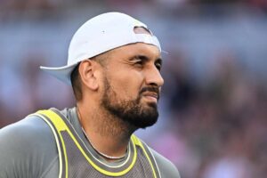 kyrgios con la faccia contrita