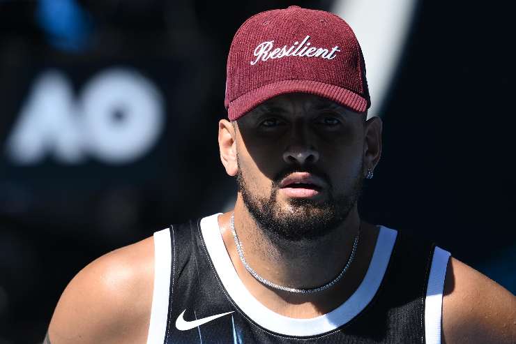 kyrgios col cappellino