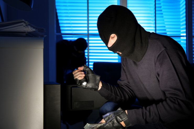 ladro vestito di nero