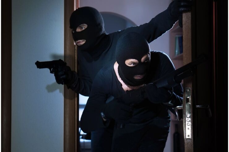 Ladri irruzione in casa di notte