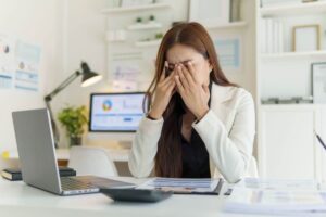 Donna si tocca occhi al PC
