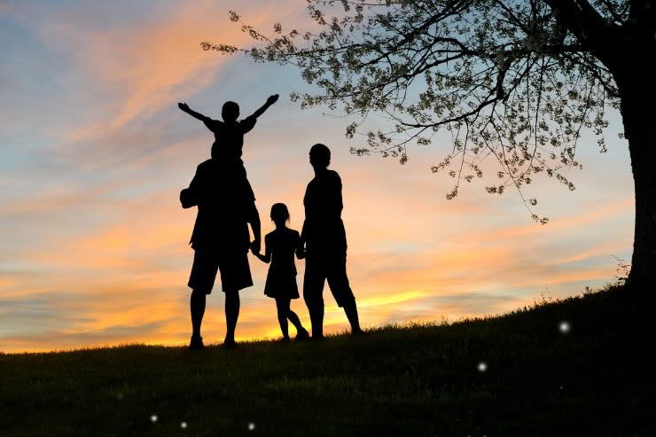 famiglia di spalle