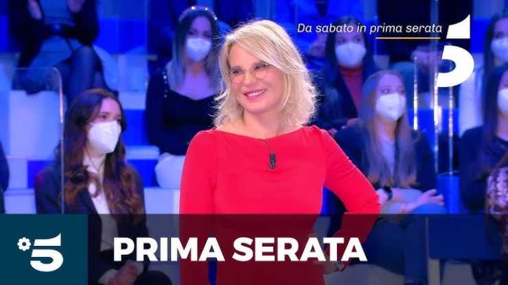 maria de filippi sorride