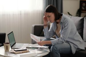 donna preoccupata che legge fogli