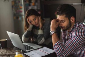 coppia preoccupata al pc