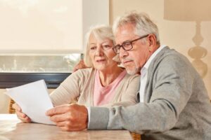 anziani che guardano foglio