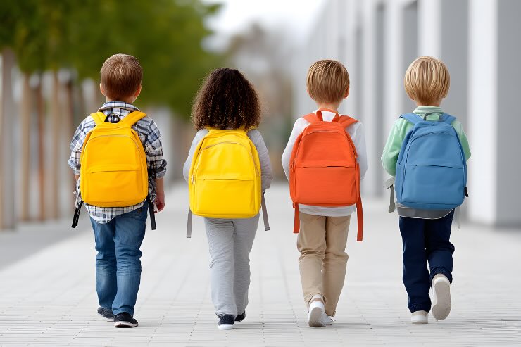 bambini di spalle scuola
