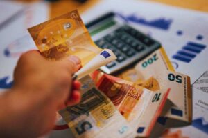 calcolatrice, fogli e soldi
