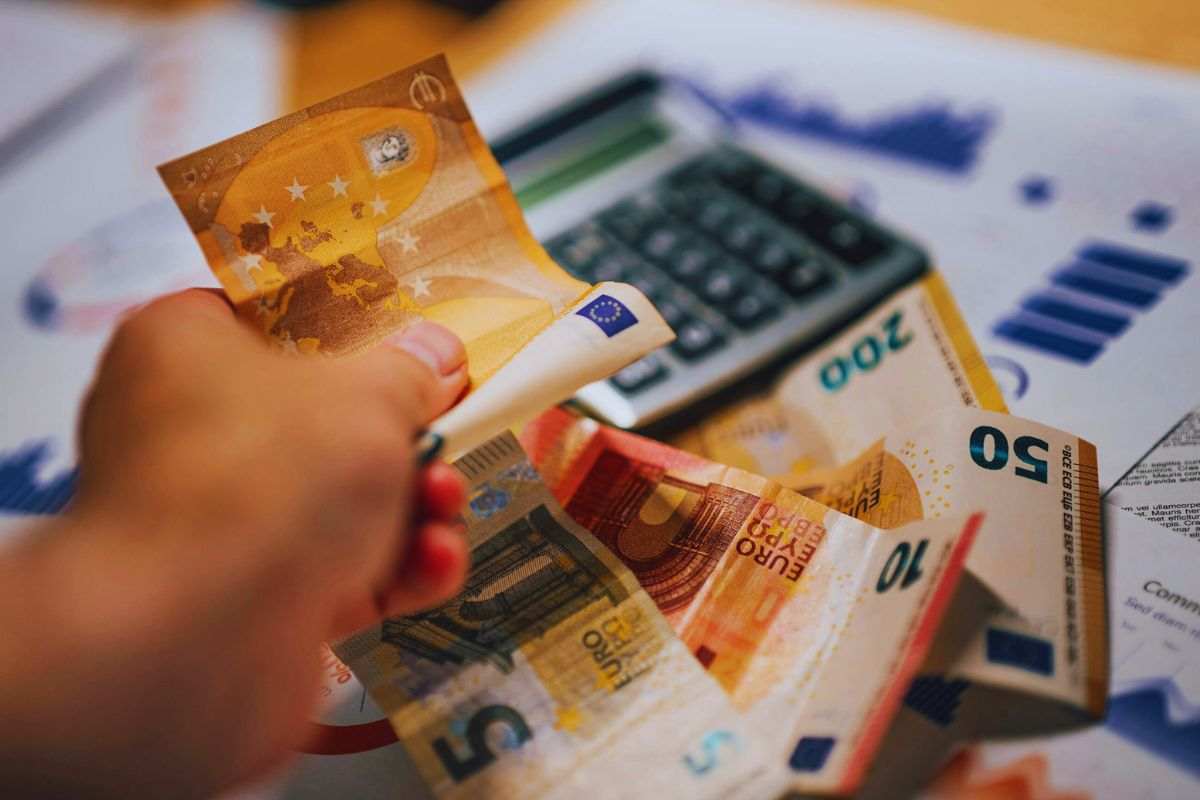 calcolatrice, fogli e soldi