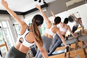 Donne che si allenano in palestra