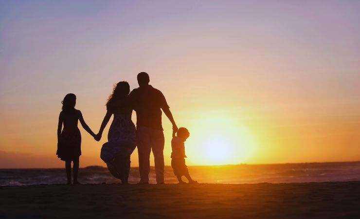 famiglia al tramonto