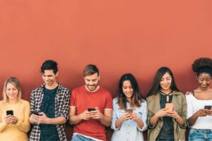 Giovani al cellulare