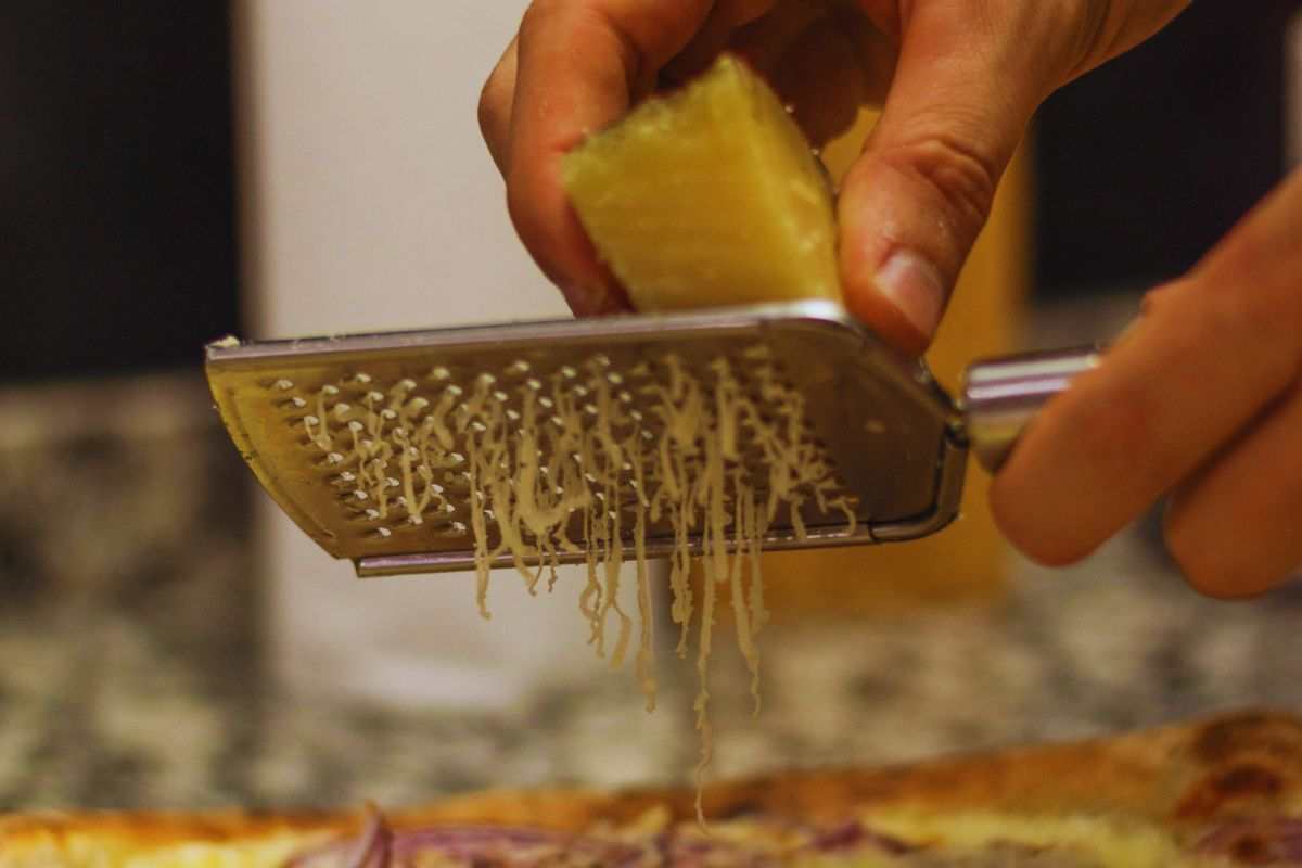 parmigiano grattato con grattuggia